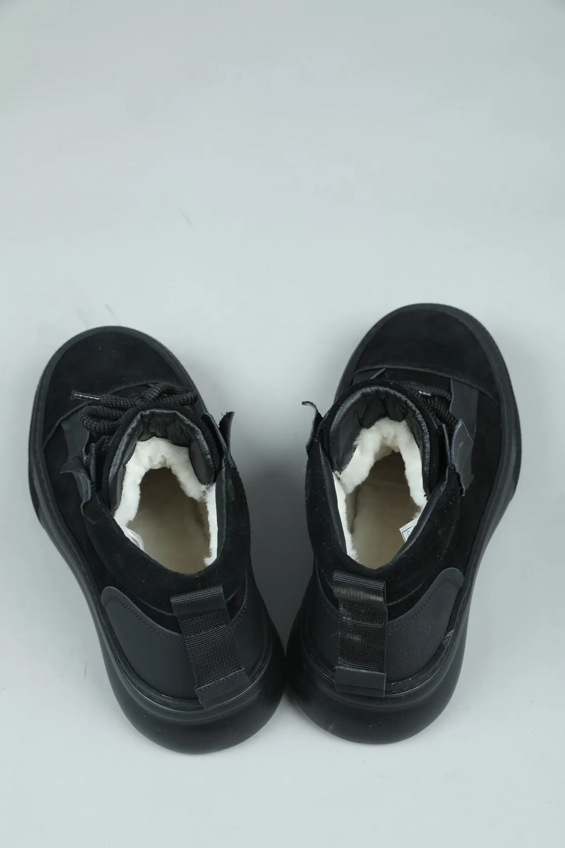 Men's shoes 💰600 IUGGI handsome double-sided short boots. I was attracted by it at first sight. Exclusive and original private outsole. Super soft and light rebound. Top layer calfskin grain frosted. Full texture. All sheep fur inside. Size: 39-44 Model 3681